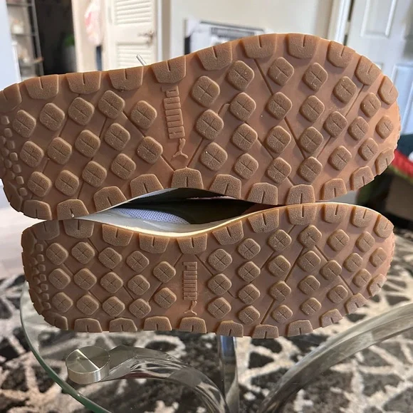 Worn ‼️ONCE‼️
Excellent used condition
Puma soft foam
Size 9 - Picture 5 of 5